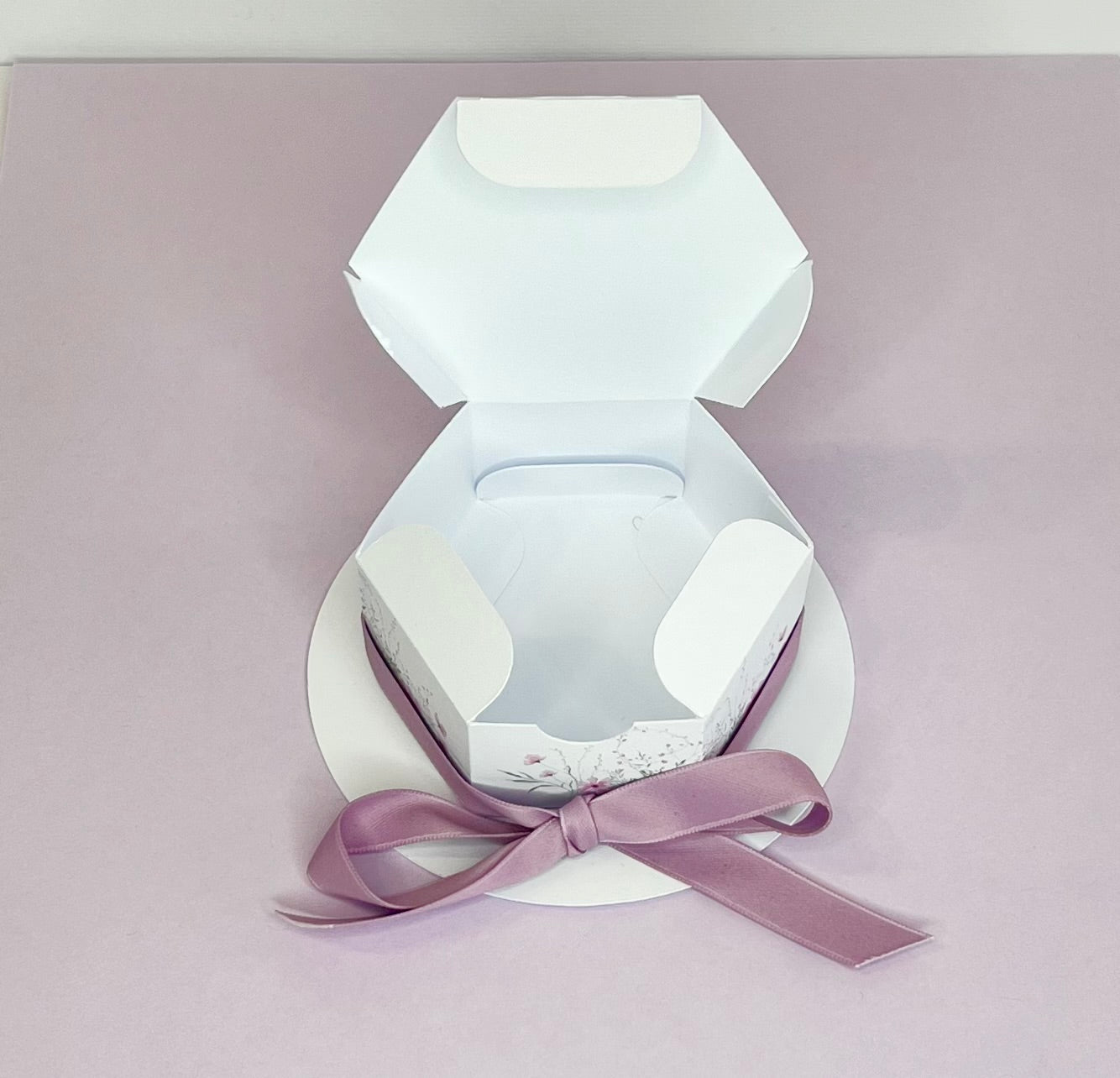 Scatola Porta confetti per Nascita o altre occasioni, forma cappellino, lilla e bianco,maggiori info in descrizione