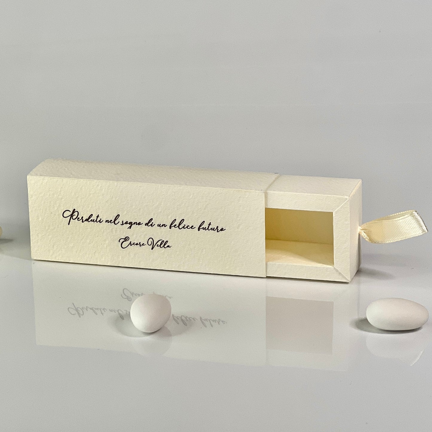 Scatolina Porta Confetti 10x3x3 cm – Cartoncino Martellato Avorio – Personalizzata Fronte/Retro – Bomboniera Matrimonio Elegante