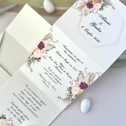 Invito Matrimonio Boho Chic – Carta Martellata + Busta Esterna Fiori Caldi & Pampas | Formato a Tre Ante | Personalizzabile