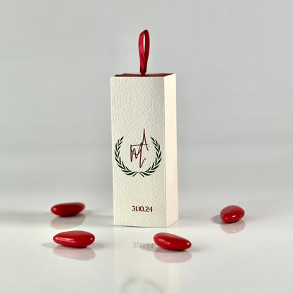 Scatolina Porta Confetti Laurea Personalizzata | Corona d’Alloro e Iniziali | Cartoncino Martellato Avorio e Rosso | Bomboniera Elegante