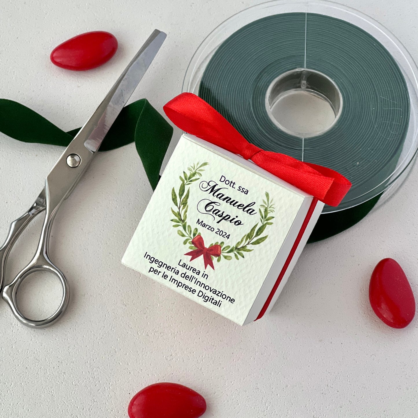 Scatolina Porta confetti Laurea Personalizzata a CUBO • Corona d’Alloro • Bomboniera Laurea con Fiocco Rosso • Made in Italy
