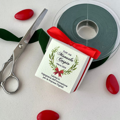 Scatolina Porta confetti Laurea Personalizzata a CUBO • Corona d’Alloro • Bomboniera Laurea con Fiocco Rosso • Made in Italy