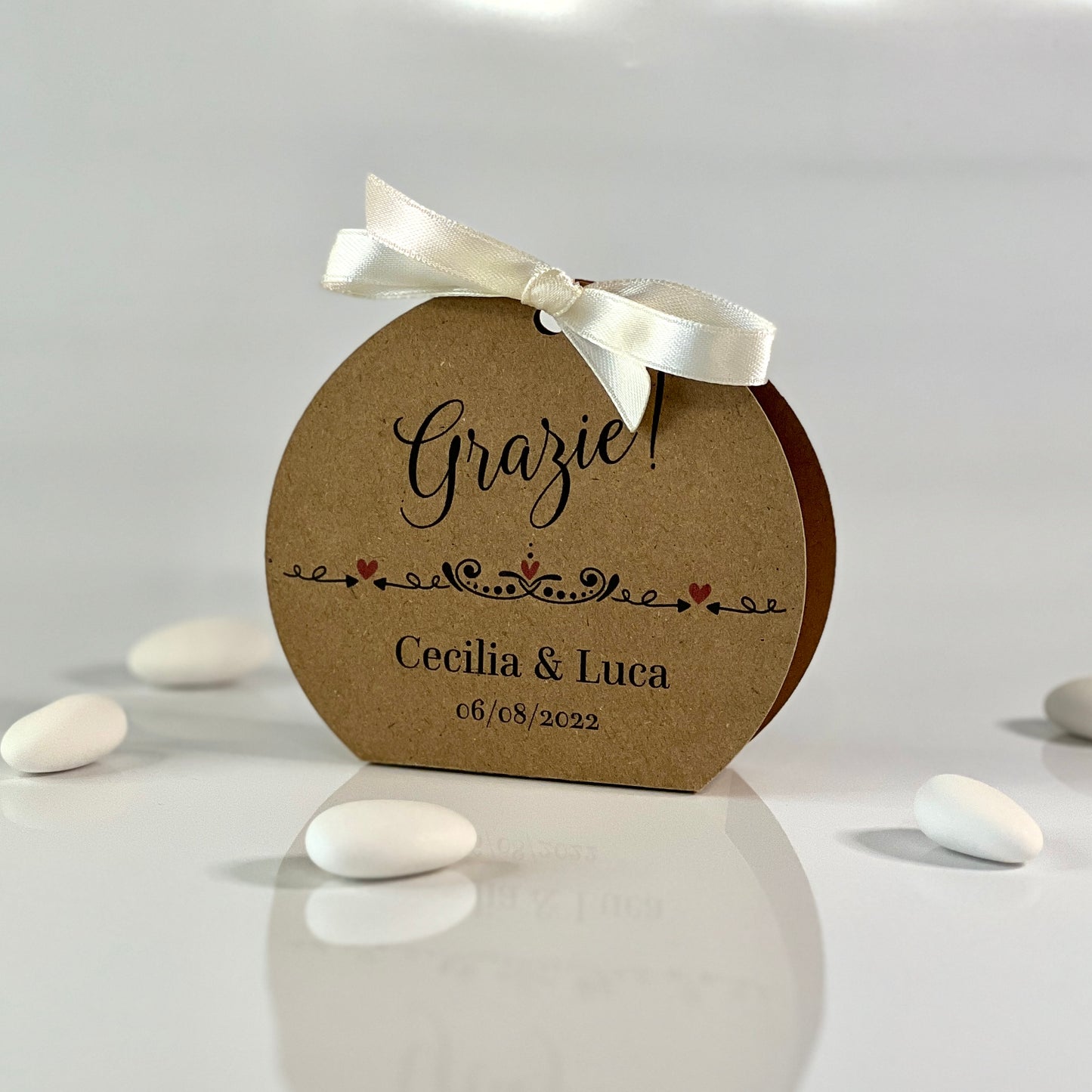 Scatolina Portaconfetti Rotonda Kraft Matrimonio Personalizzata • Bomboniera Rustica con Fiocco in Raso • 5 Confetti