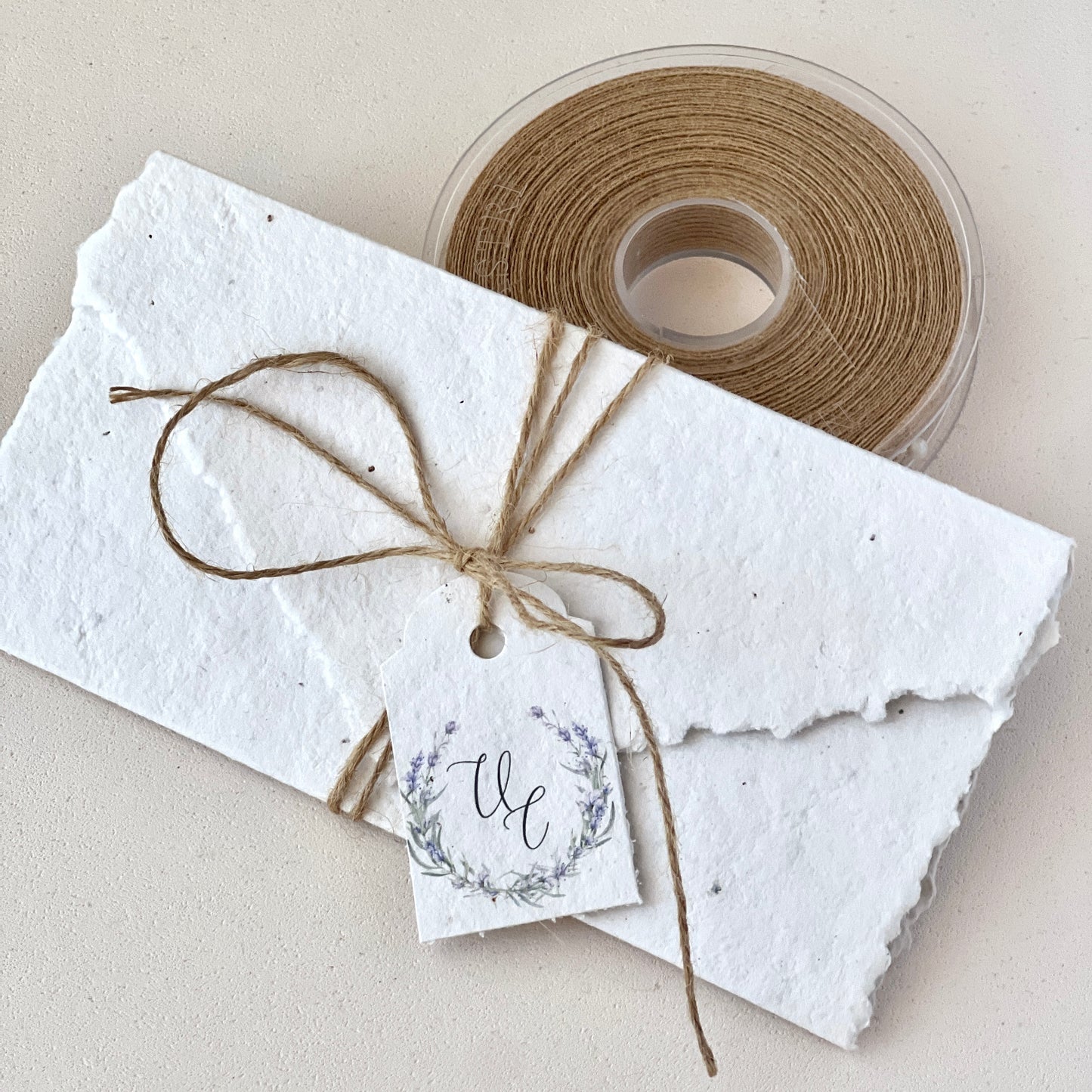 Invito Matrimonio in Carta Piantabile – Stile Rustico Elegante – Personalizzato con Nomi, Testo e Grafica – Carta Riciclata Artigianale