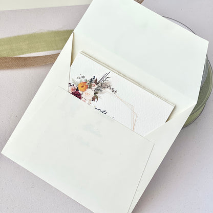 Invito Matrimonio Boho Chic – Carta Martellata + Busta Esterna Fiori Caldi & Pampas | Formato a Tre Ante | Personalizzabile