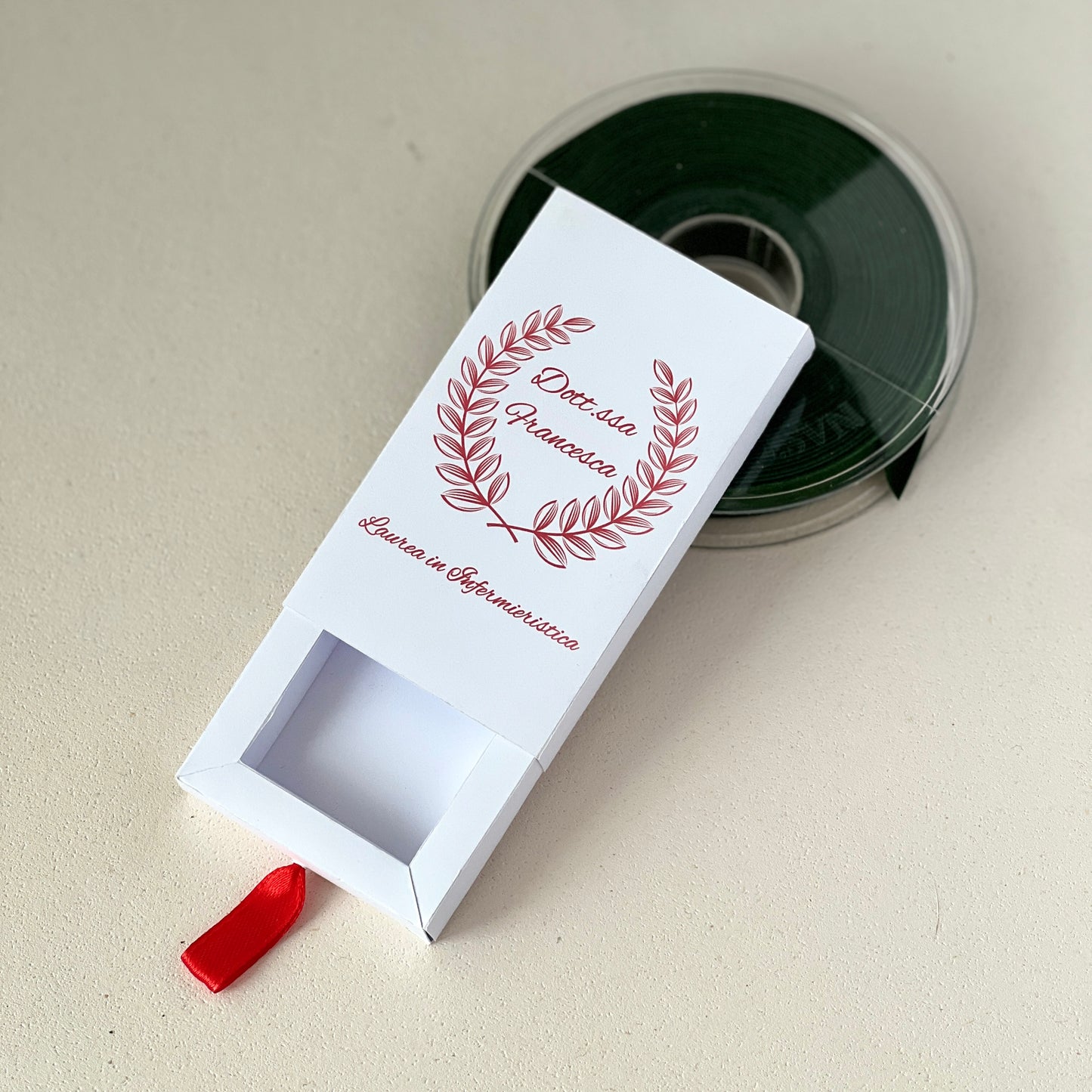 Scatolina Porta Confetti Laurea Personalizzata con Alloro | Bomboniera Laurea Elegante | Box per 5 Confetti | Grafica Dottoressa/Laureando