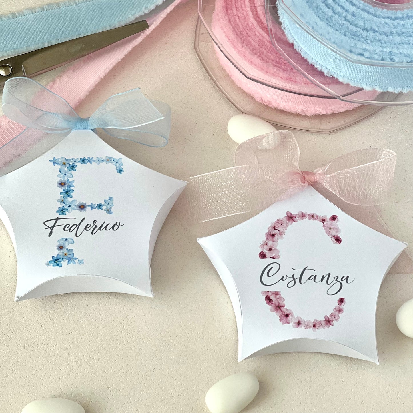 Scatolina porta confetti con iniziale floreale | Bomboniera personalizzata per nascita o battesimo bimbo e bimba | Handmade in Italy