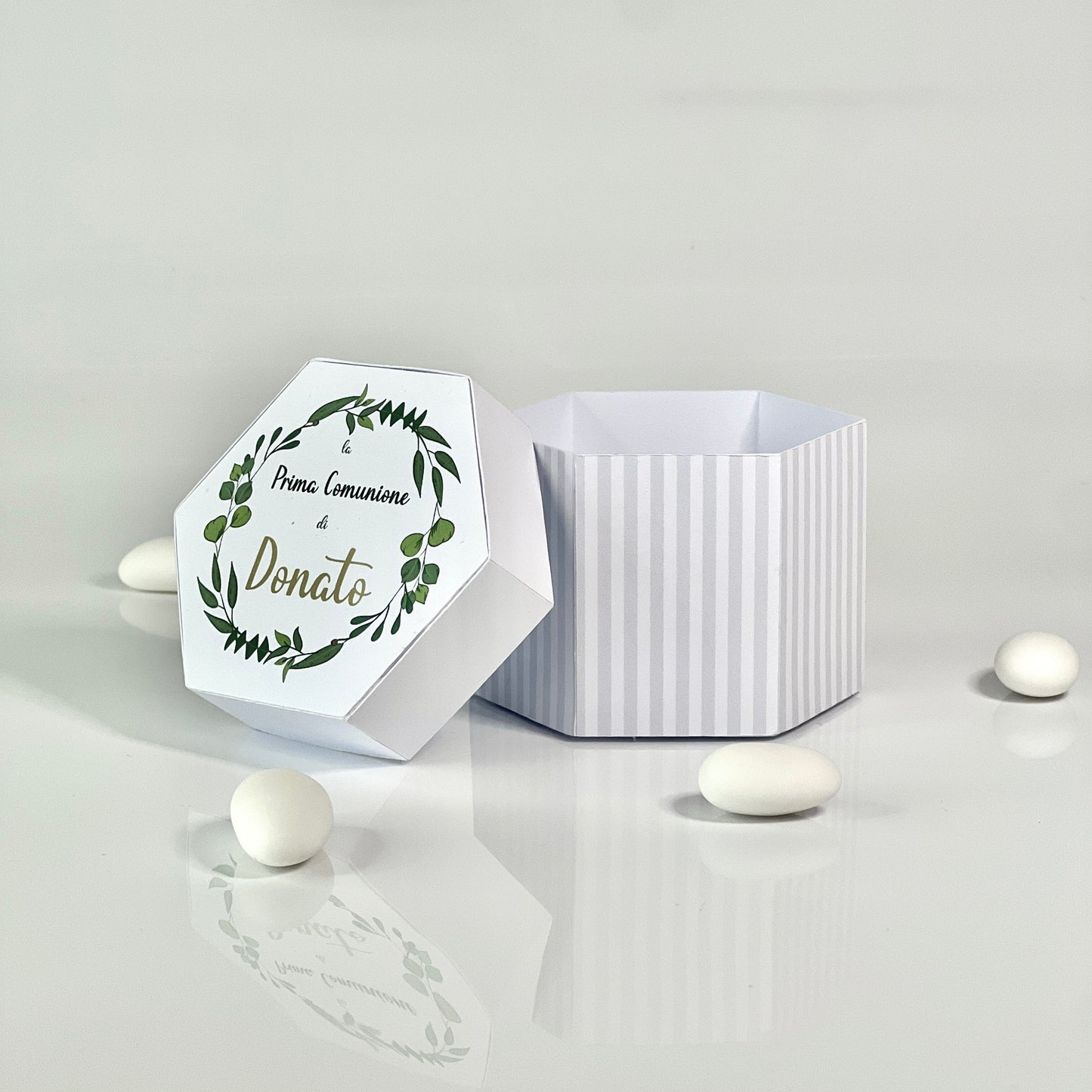 Scatolina Esagonale Personalizzata – Prima Comunione / Cresima – Box per Confetti o Regalo – Grafica Verde – 7x7x5 cm