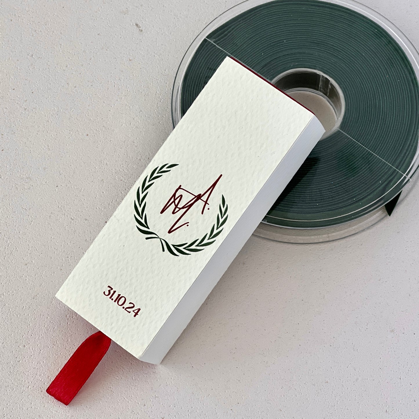 Scatolina Porta Confetti Laurea Personalizzata | Corona d’Alloro e Iniziali | Cartoncino Martellato Avorio e Rosso | Bomboniera Elegante