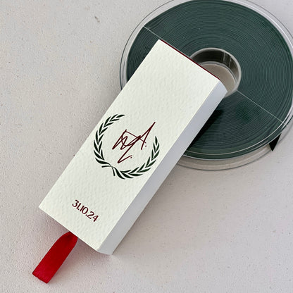 Scatolina Porta Confetti Laurea Personalizzata | Corona d’Alloro e Iniziali | Cartoncino Martellato Avorio e Rosso | Bomboniera Elegante