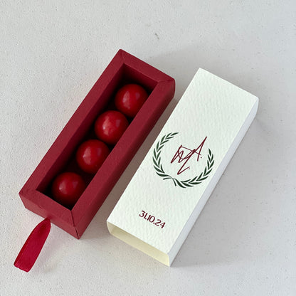 Scatolina Porta Confetti Laurea Personalizzata | Corona d’Alloro e Iniziali | Cartoncino Martellato Avorio e Rosso | Bomboniera Elegante