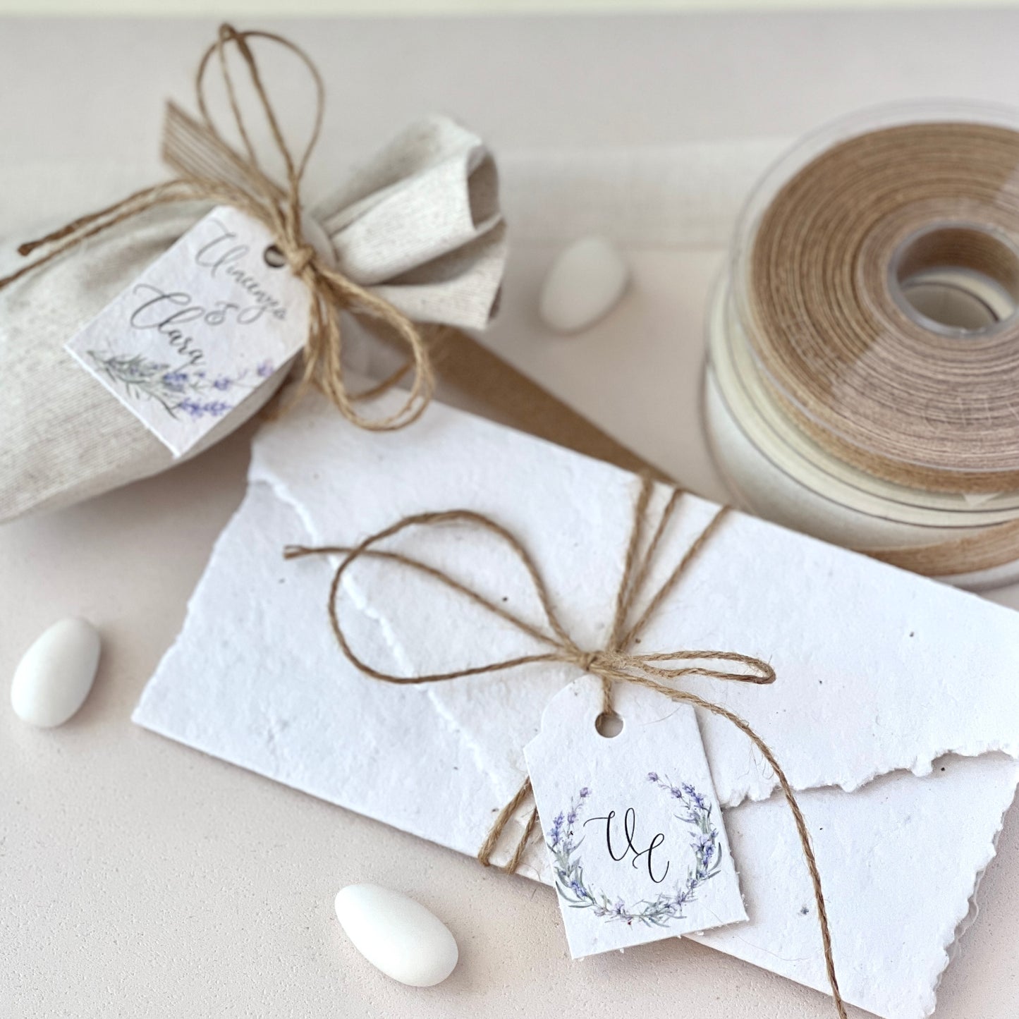 Sacchetto Bomboniera in Stoffa con Tag in Carta Piantabile – Personalizzato – Nastro in Canapa – Matrimonio Eco Chic