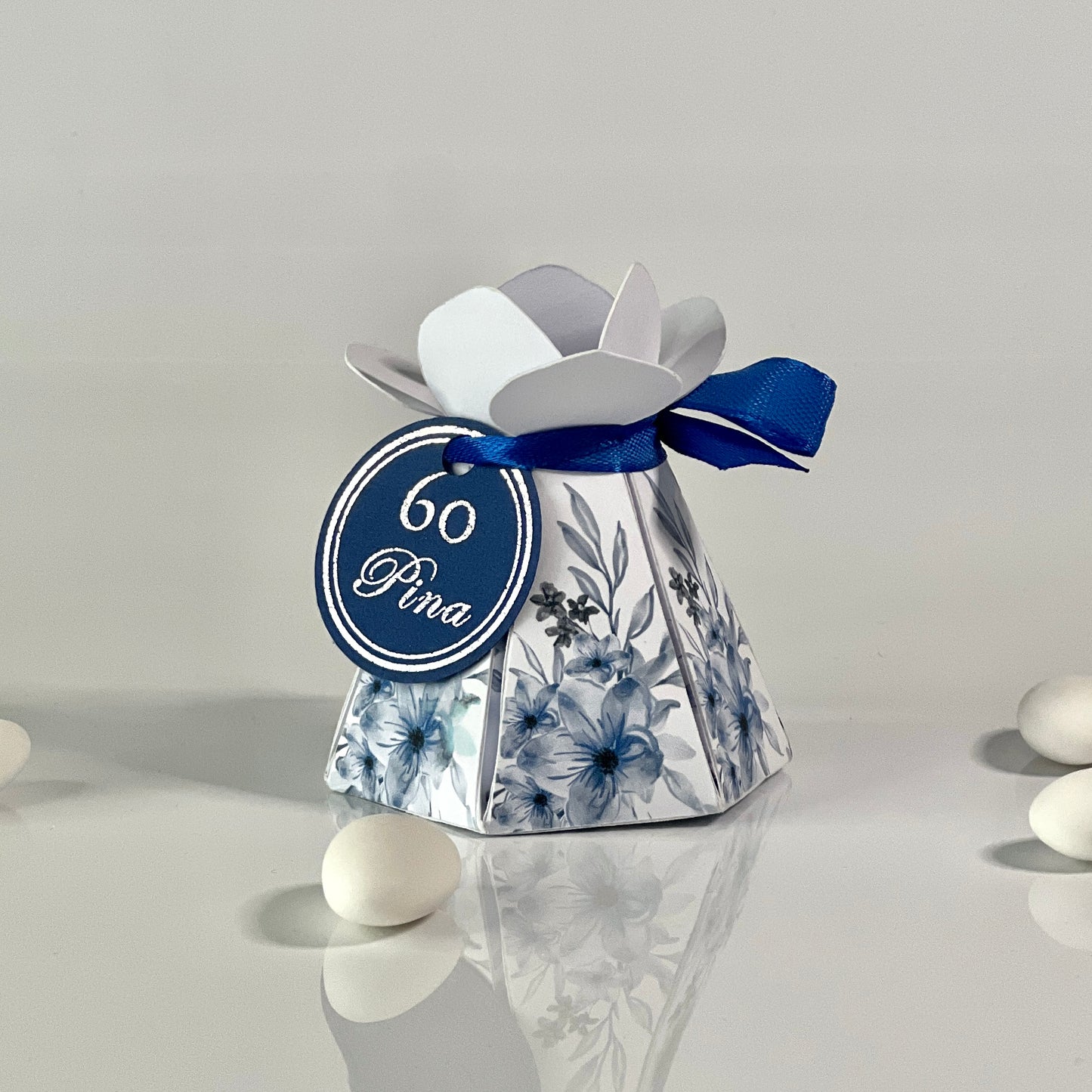 Scatolina Floreale a Fiore – Elegante Blu & Argento – Personalizzata per Compleanni, Anniversari ed Eventi - Bomboniera personalizzata