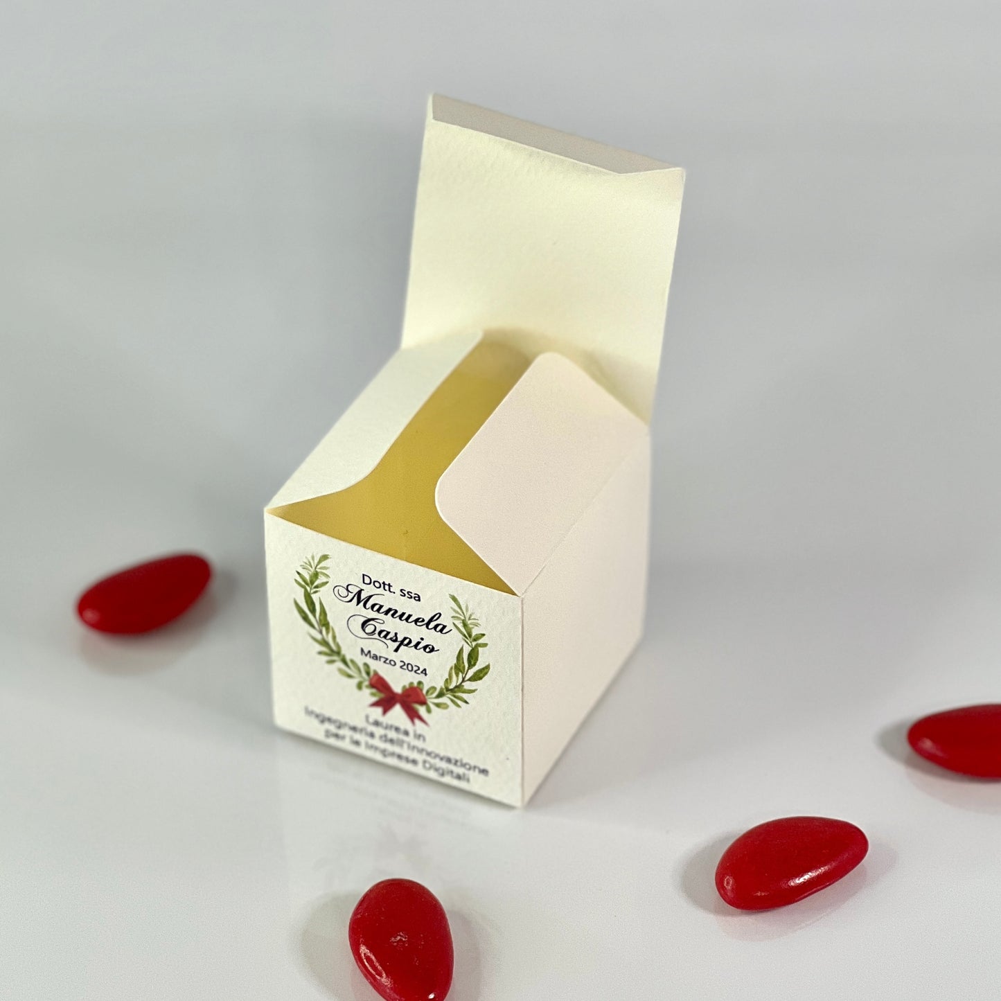 Scatolina Porta confetti Laurea Personalizzata a CUBO • Corona d’Alloro • Bomboniera Laurea con Fiocco Rosso • Made in Italy
