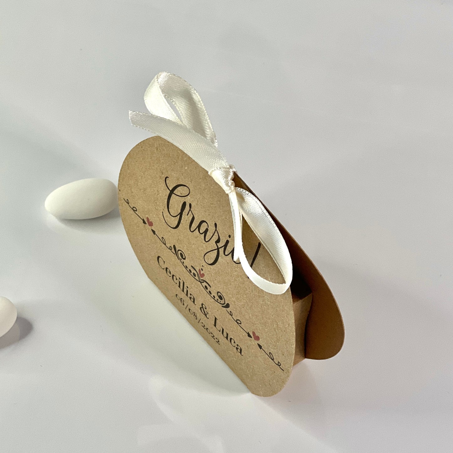 Scatolina Portaconfetti Rotonda Kraft Matrimonio Personalizzata • Bomboniera Rustica con Fiocco in Raso • 5 Confetti
