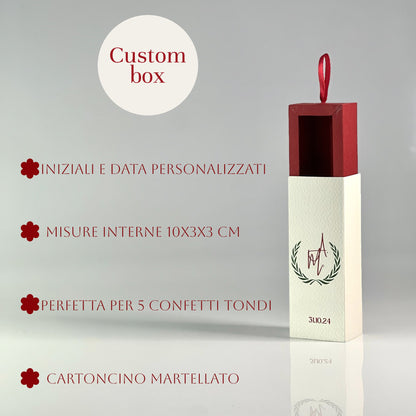 Scatolina Porta Confetti Laurea Personalizzata | Corona d’Alloro e Iniziali | Cartoncino Martellato Avorio e Rosso | Bomboniera Elegante