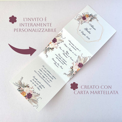 Invito Matrimonio Boho Chic – Carta Martellata + Busta Esterna Fiori Caldi & Pampas | Formato a Tre Ante | Personalizzabile