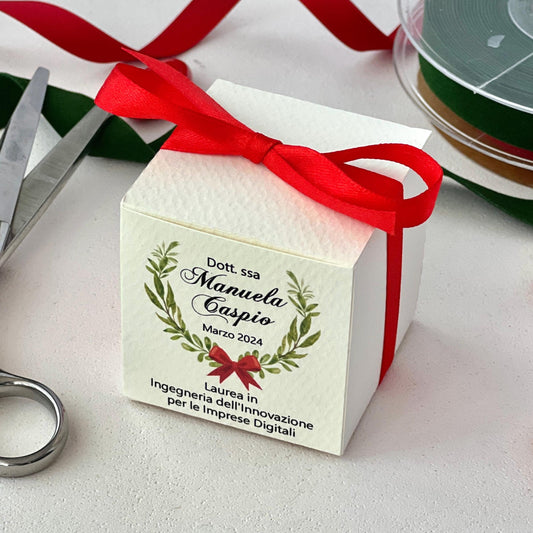 Scatolina Porta confetti Laurea Personalizzata a CUBO • Corona d’Alloro • Bomboniera Laurea con Fiocco Rosso • Made in Italy