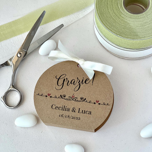 Scatolina Portaconfetti Rotonda Kraft Matrimonio Personalizzata • Bomboniera Rustica con Fiocco in Raso • 5 Confetti