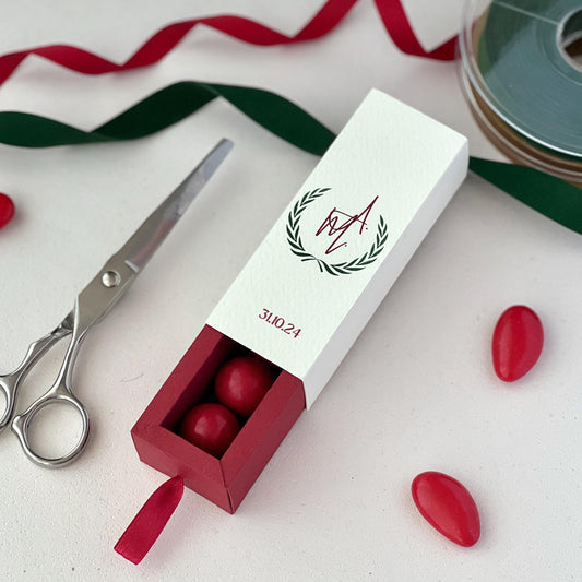 Scatolina Porta Confetti Laurea Personalizzata | Corona d’Alloro e Iniziali | Cartoncino Martellato Avorio e Rosso | Bomboniera Elegante