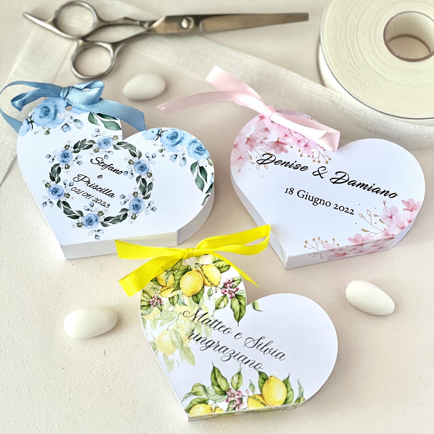 Scatolina Portaconfetti Cuore Personalizzata • Bomboniera Matrimonio/Comunione/Battesimo • 5 Grafica Florali • Fiocco in Raso • 5 Confetti