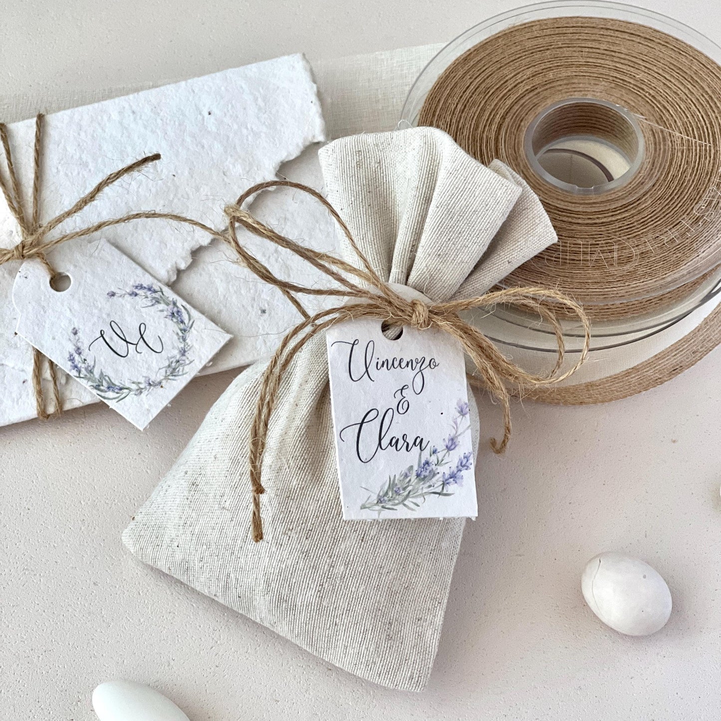 Sacchetto Bomboniera in Stoffa con Tag in Carta Piantabile – Personalizzato – Nastro in Canapa – Matrimonio Eco Chic