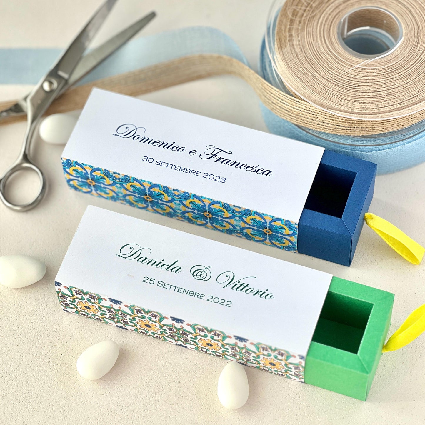 Scatolina a Cassetto Maiolica – Variante Verde o Blu – Personalizzata con Nomi & Data - Bomboniera Matrimonio