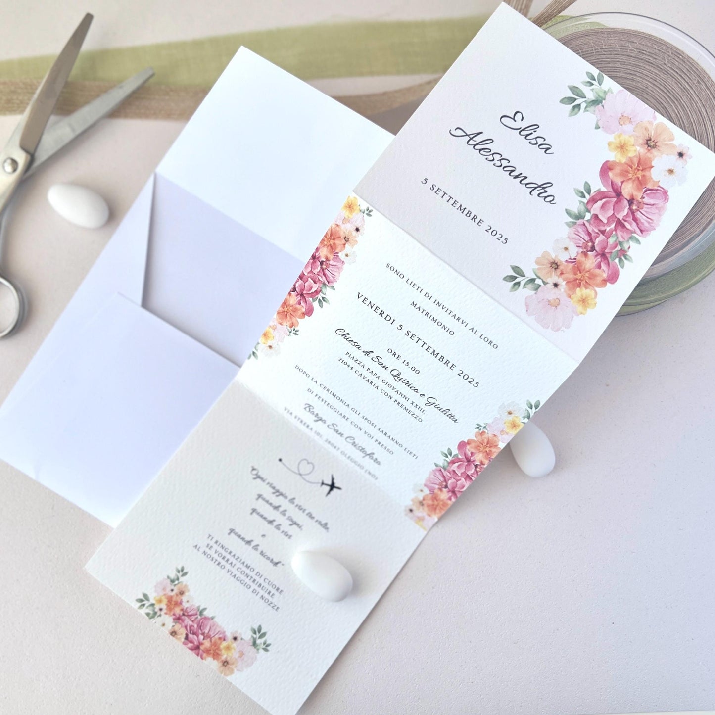 Invito Matrimonio Fiorito – Carta Martellata + Busta Esterna Elegante e Personalizzabile | Formato a Tre Ante - Invito con Busta