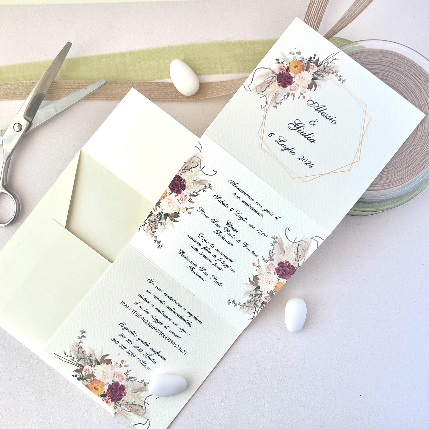 Invito Matrimonio Boho Chic – Carta Martellata + Busta Esterna Fiori Caldi & Pampas | Formato a Tre Ante | Personalizzabile