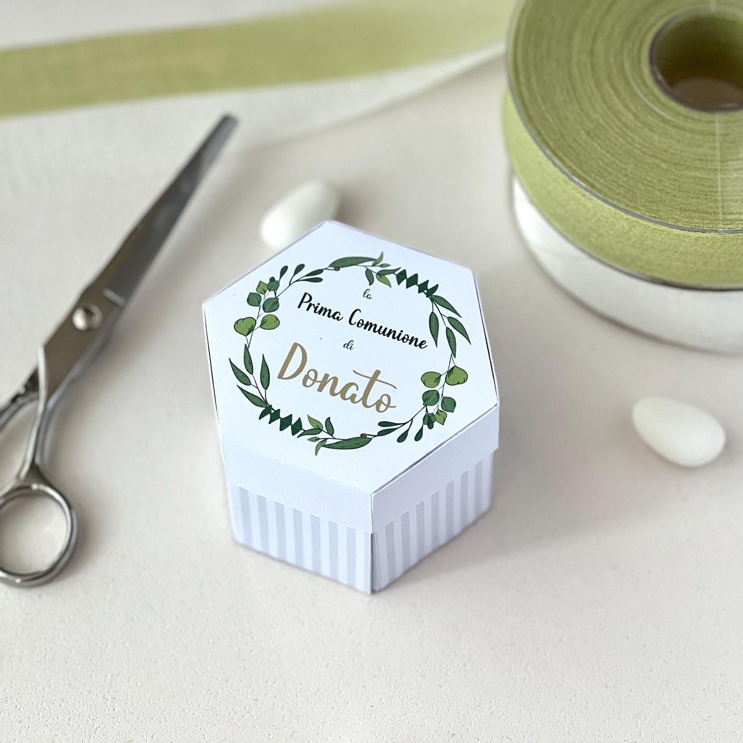 Scatolina Esagonale Personalizzata – Prima Comunione / Cresima – Box per Confetti o Regalo – Grafica Verde – 7x7x5 cm