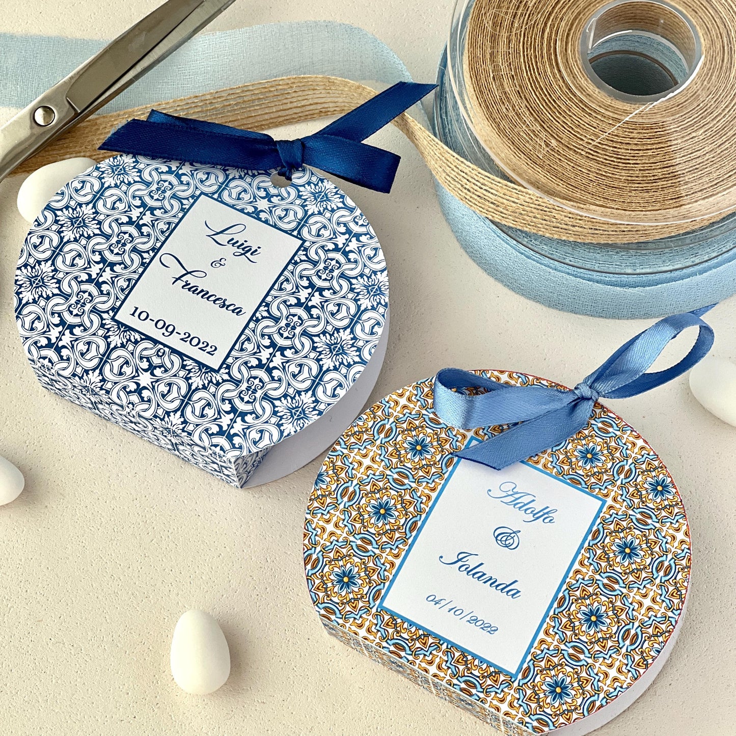 Scatolina Rotonda Maiolica – Variante Blu o Giallo/Blu – Personalizzata per Matrimonio & Eventi - Bomboniera Maioliche personalizzata