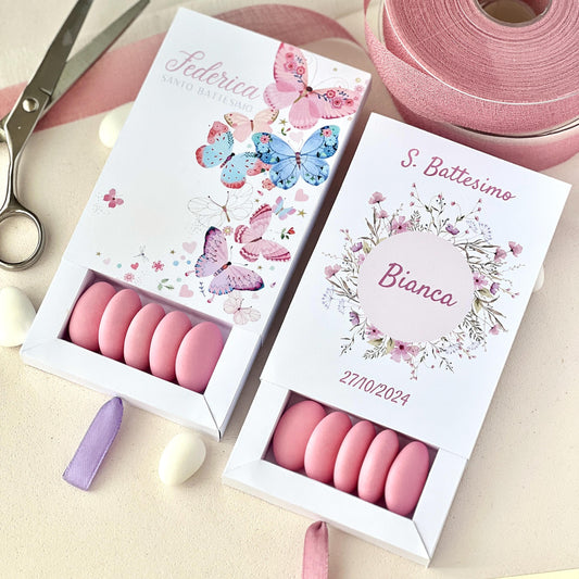 Scatolina Farfalle e Fiori Personalizzata – Bomboniera Battesimo Elegante | Due Grafiche Rosa Delicate