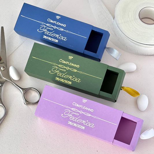 Scatolina 18 Compleanno – Box a Cassetto Minimal Chic 3 Colori (Lilla, Blu, Verde) | Scritta Bianca/Argento/Oro | Bomboniera Personalizzata