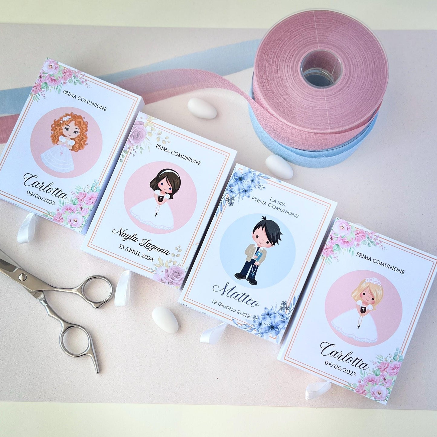 Scatolina Prima Comunione – 4 Grafiche Bimba/Bimbo Personalizzata | Perfetta per 10/15 Confetti o Gadget | Bomboniera Con Immagine Bimbi