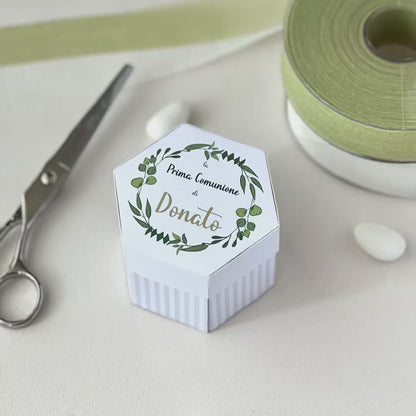 Scatolina Esagonale Personalizzata – Prima Comunione / Cresima – Box per Confetti o Regalo – Grafica Verde – 7x7x5 cm