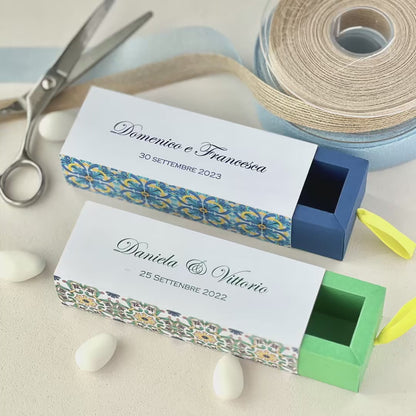 Scatolina a Cassetto Maiolica – Variante Verde o Blu – Personalizzata con Nomi & Data - Bomboniera Matrimonio